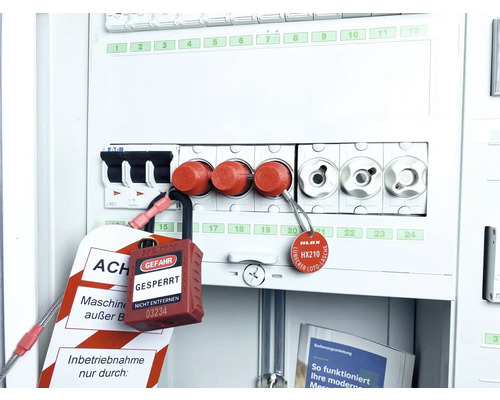 Schaltschrank mit installiertem Lockout-Tagout-System zur Maschinensicherung