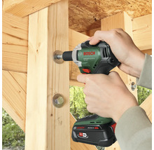 Bosch Akku-Schlagschrauber beim Festziehen einer Schraube an einer Holzkonstruktion
