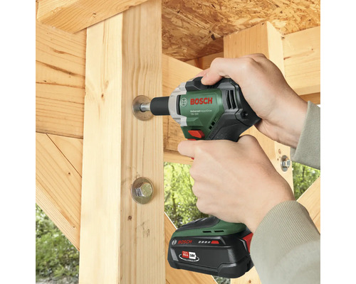 Bosch Akku-Schlagschrauber beim Festziehen einer Schraube an einer Holzkonstruktion