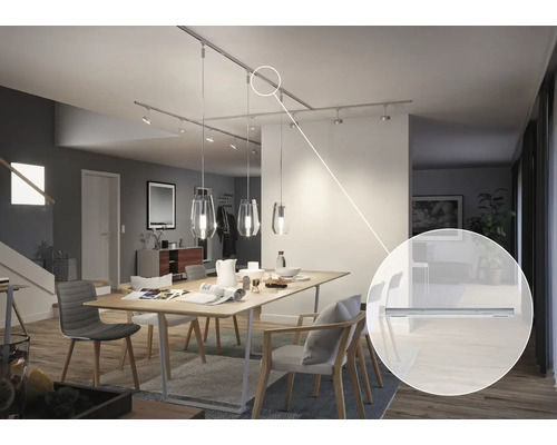 Esszimmer mit Esstisch und montiertem Schienensystem mit Strahlern und Pendelleuchten
