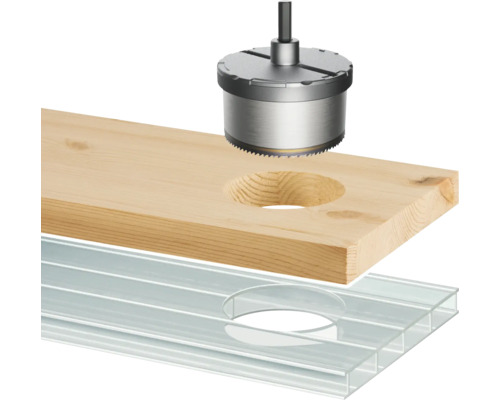 Lochsäge bohrt Loch in Holz und Kunststoff