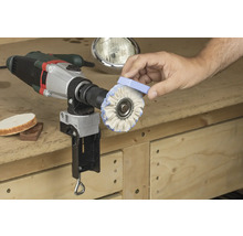 Poliermaschine mit Polieraufsatz wird mit Polierpaste bestrichen.