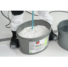 Eimer mit Baumit Airless und Rollspachtel Silikat wird mit einem Rührgerät gemischt