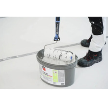 Farbeimer mit Farbroller der Marke Storch und Baufix Airless und Rollspachtel Silikat