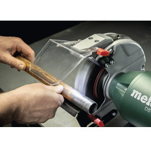 Person schleift Metallrohr mit Doppelschleifer. Metabo Logo.