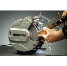 Metabo Doppelschleifer beim Schleifen von Metall mit Funkenflug
