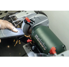 Metallbearbeitung mit einer Metabo Doppelschleifmaschine mit Funkenschutz