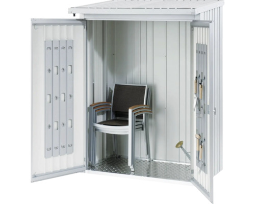 Geöffneter Geräteschrank mit Gartenstühlen und Gartengeräten