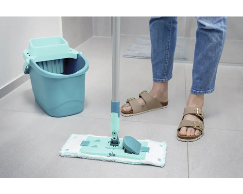 Reinigungsszene mit Mopp, Eimer und einer Person in Sandalen