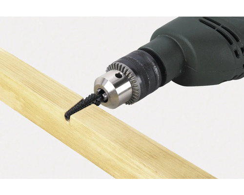 Elektrobohrer mit montierter Bürste an einem Holzstück