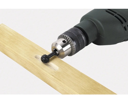 Bohrmaschine mit Kugelfräser beim Bearbeiten eines Holzstücks