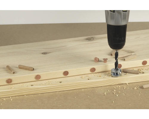 Bohrmaschine bohrt Dübellöcher in Holz