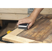 Hand schleift Holz mit Schleifklotz