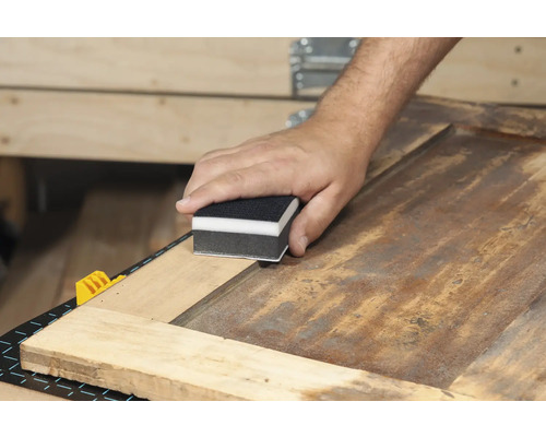 Hand schleift Holz mit Schleifklotz