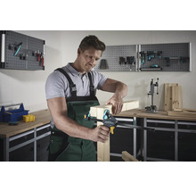 Mann fixiert Holzstücke mit einer Einhandzwinge in einer Werkstatt