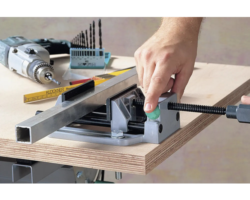 Werkbank mit Schraubstock zum Fixieren von Werkstücken