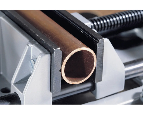 Rohr in einem Schraubstock