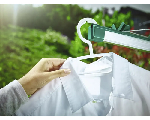 Wäscheständer mit aufgehängtem Hemd im Garten