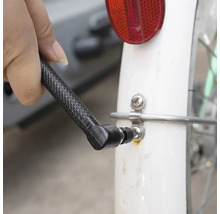 Fahrradpumpe an einem Fahrradreifenventil.
