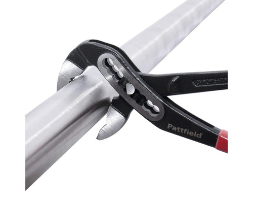 Pattfield Wasserpumpenzange an einem Rohr