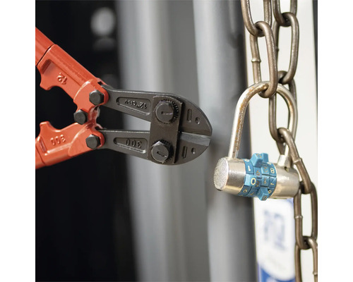 Bolzenschneider schneidet ein Zahlenschloss an einer Kette