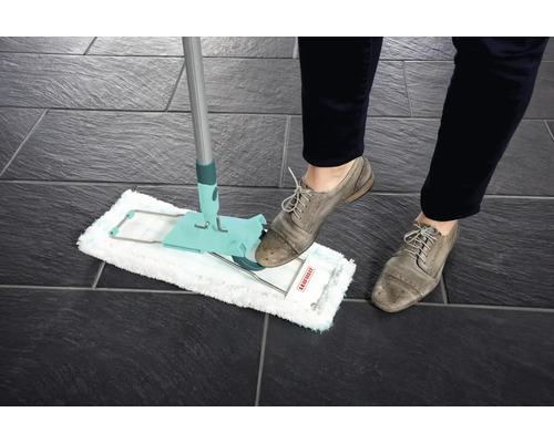 Wischmop im Einsatz auf dunklen Fliesen, bedient von einer Person mit Schuhen.