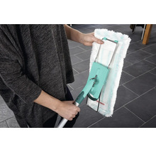 Eine Person hält einen Mopp mit einem waschbaren Bezug. Der Mopp hat einen Teleskopstiel und einen drehbaren Kopf zum Reinigen von Böden.