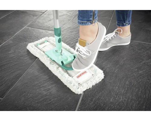 Flachwischsystem mit Fuß auf der Reinigungsfläche auf Fliesenboden