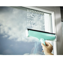 Fensterreinigung mit Fensterwischer