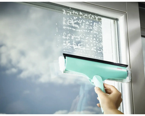 Fensterreinigung mit Fensterwischer