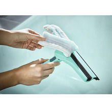 Fensterwischer mit abnehmbarem Mikrofaserbezug in Händen