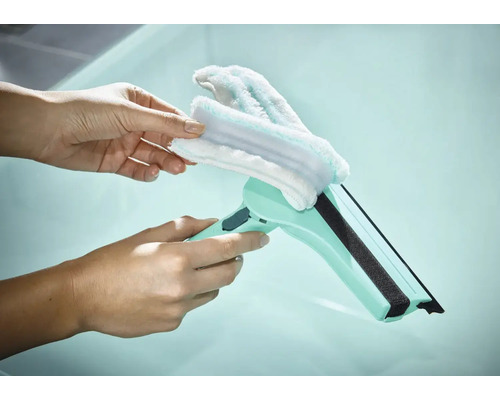 Fensterwischer mit abnehmbarem Mikrofaserbezug in Händen