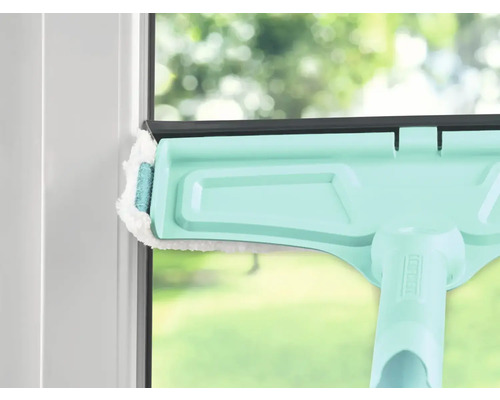 Fensterwischer im Einsatz am Fenster