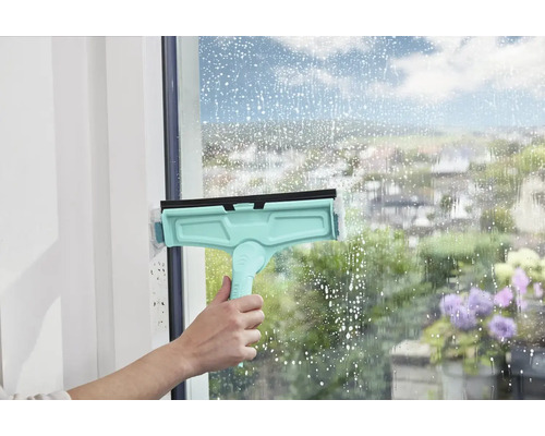 Fensterreinigung mit einem Fensterwischer für streifenfreie Scheiben
