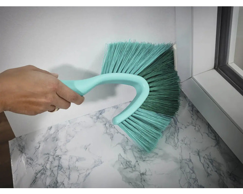 Eckstaubbürste im Einsatz zur Reinigung einer Ecke