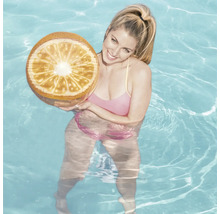 Frau im Schwimmbad mit einer aufblasbaren Orange