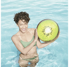 Frau hält aufblasbaren Kiwi-Ball im Schwimmbad