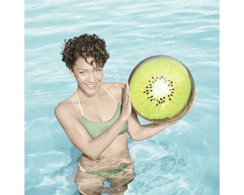 Frau hält aufblasbaren Kiwi-Ball im Schwimmbad