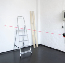 Raum mit Laser Entfernungsmesser, Leiter und Holzbrettern