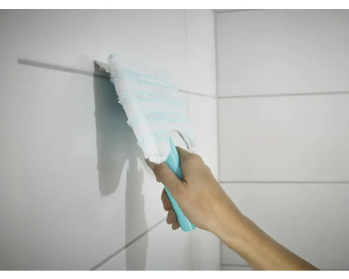 Hand wischt mit einem Flächenwischer Fliesen ab