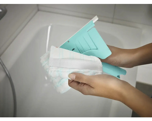 Wischer mit waschbarem Bezug in Händen vor Badewanne