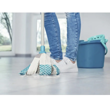 Person wischt Boden mit Mopp und Eimer