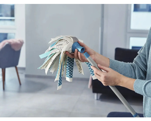 Bodenwischer mit austauschbarem Kopf in Händen gehalten