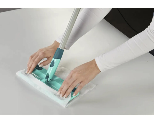 Person befestigt ein feuchtes Reinigungstuch an einem Bodenwischer.