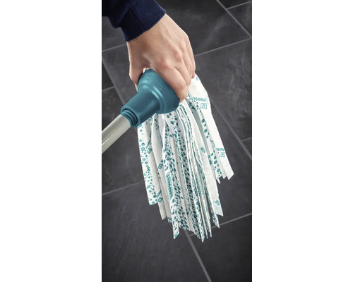 Blick auf einen Baumwollwischmopp mit Viskosefasern an einer Teleskopstange