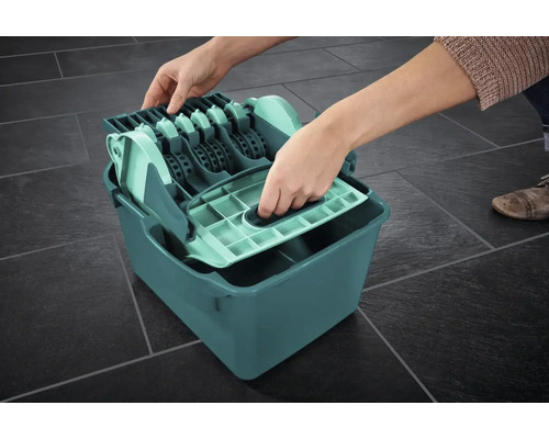 Eimer mit Moppwringer zur Reinigung von Böden.