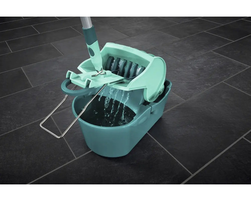 Wischmop mit Auswringvorrichtung und Eimer auf einem gefliesten Boden.