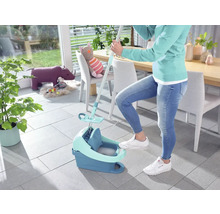 Frau benutzt einen Mopp und Eimer zum Reinigen des Bodens