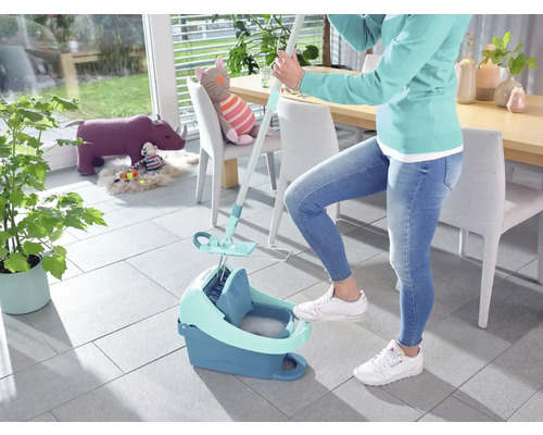 Frau benutzt einen Mopp und Eimer zum Reinigen des Bodens