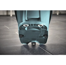 Unteransicht einer blauen Kehrmaschine mit Rollen